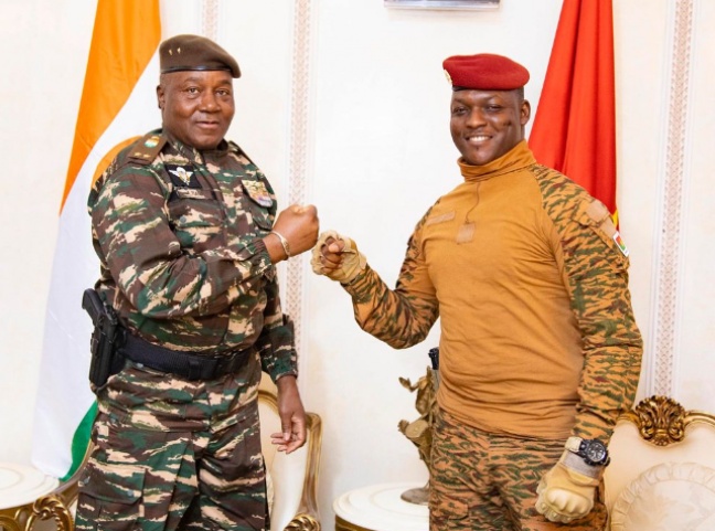 Tournée du général Tchiani : Pèlerinage du nouveau venu à Bamako et à Ouaga